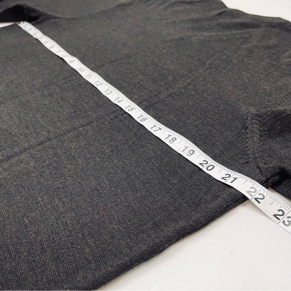 Davis & Squire 100% Extra Fine Merino Wool V-neck Sweater - Picture 5 of 8